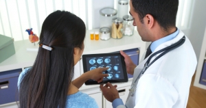 Tecnologia diagnóstica. 2 médicos avaliando um exame de imagem.