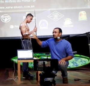 Fisioterapeuta Ricardo Padovan palestrando sobre eletromiografia de superfície no V Simpósio Brasileiro de Pesca com Mosca, em Santo Antônio do Pinhal/SP